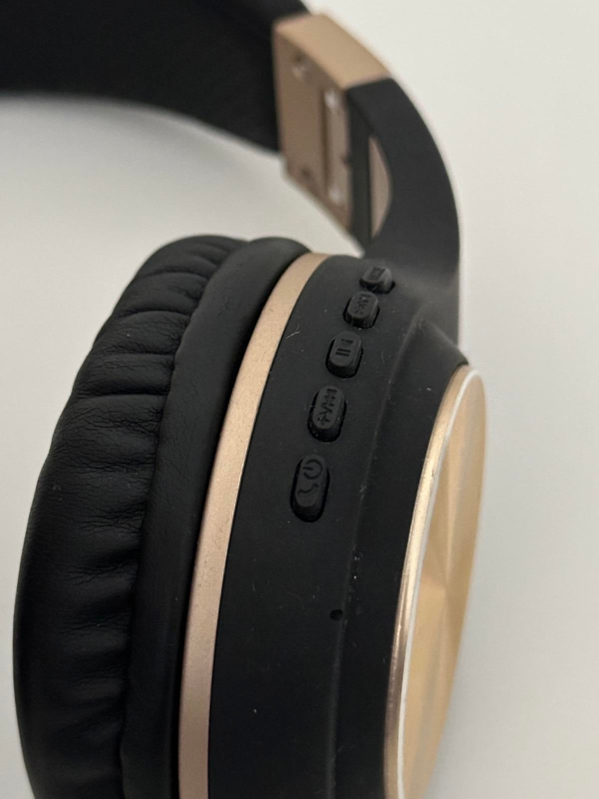 Riwbox X9 Bluetooth Wireless Headphones – Over-Ear with Mic, FM & SD Card Slot