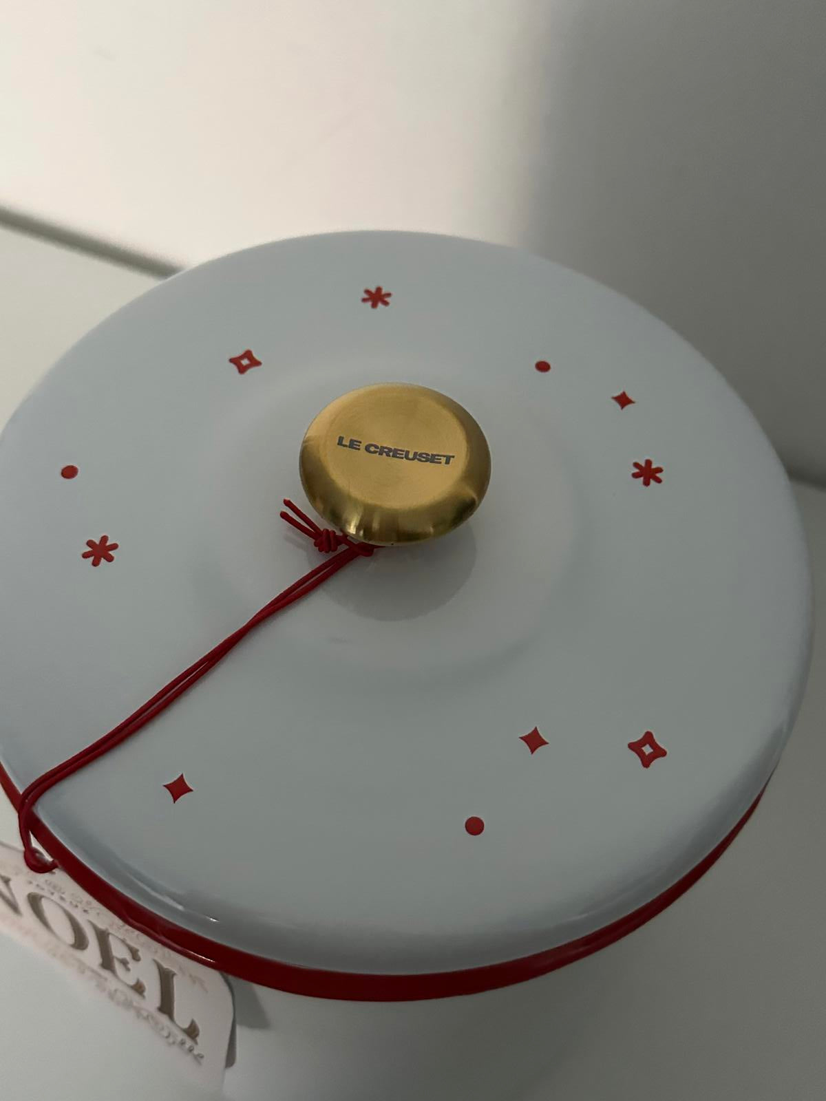 Le Creuset Noël “Santa’s Cookie Jar” 4.0L White/Red with Gold Knob